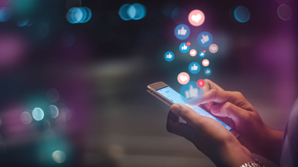 Smartphone mit Social Media Icons – Symbole